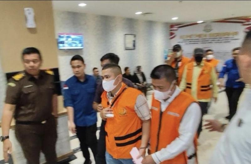 Kejati Riau Tahan Delapan Tersangka Kasus Dugaan Korupsi Pengelolaan Dana PI PT SPRH